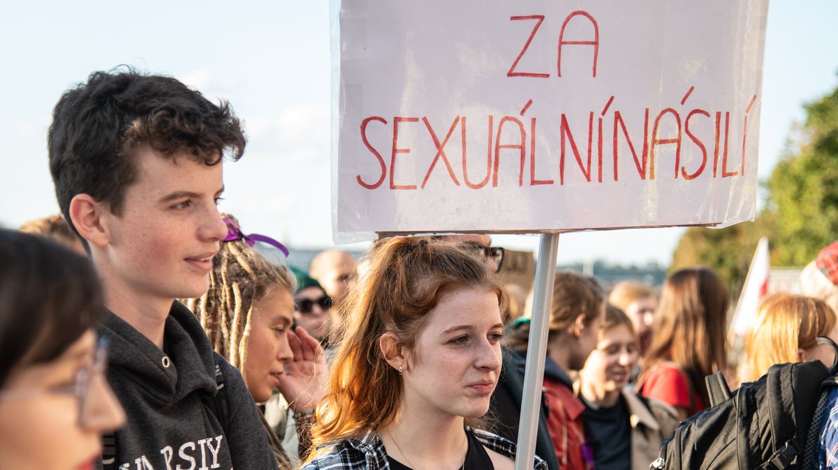 Méně sexu, víc porna. Vědci mapují vztahy Čechů